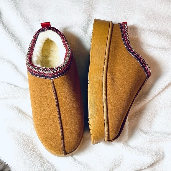 NWOT Women's Wool Slippers - Size: US 8-8.5 - Picture 3 of 13